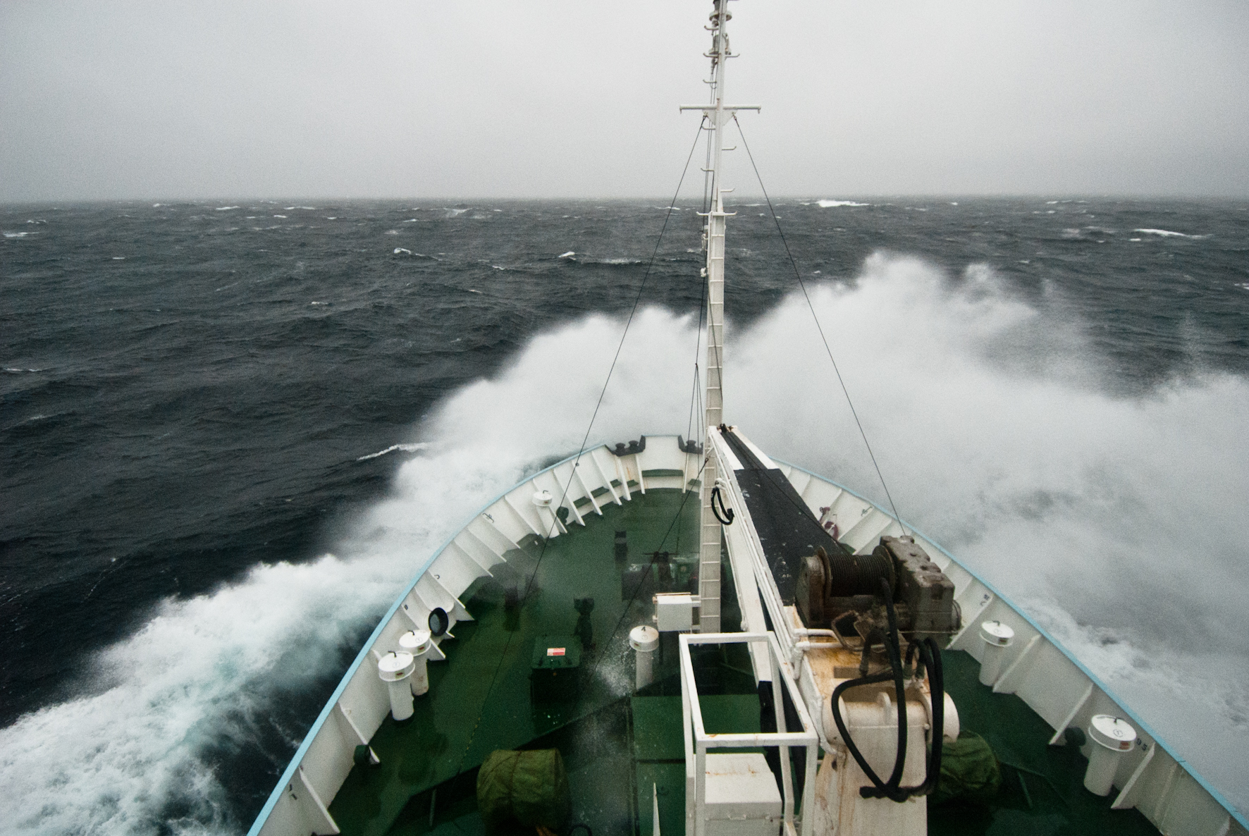 Подъем моря. Баренцево море корабли шторм. Баренцево море судно. Шторм вид с корабля. Нос корабля в шторм.